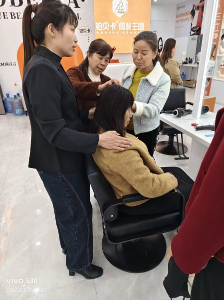 传统批发跨界做假发！德化李总加盟铂贝卡，月入 10 万+的创业真相曝光